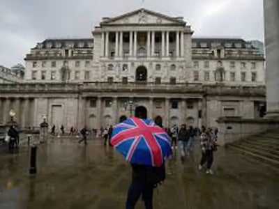 BOE Holds Rates as Inflation Risks Keep Cuts on Ice